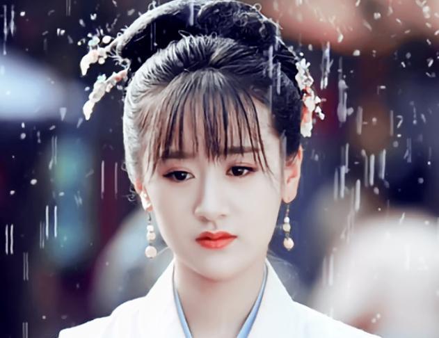 袁冰妍清宫造型曝光穿旗服戴旗头意外神似赵丽颖版的晴儿