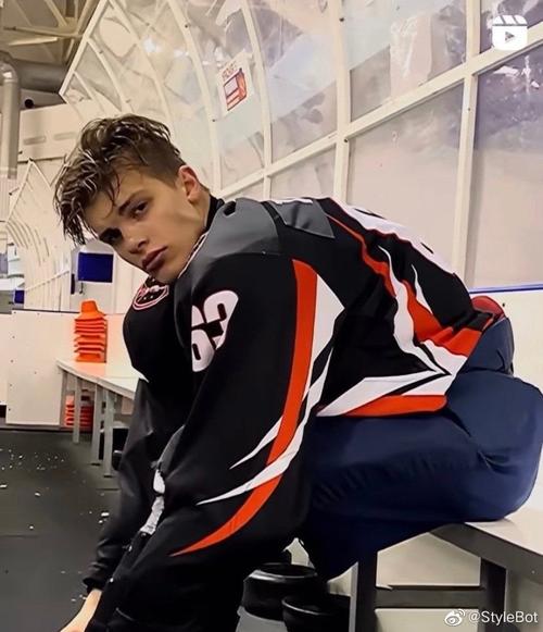 俄罗斯冰球运动员费奥德洛夫是03年的帅哥