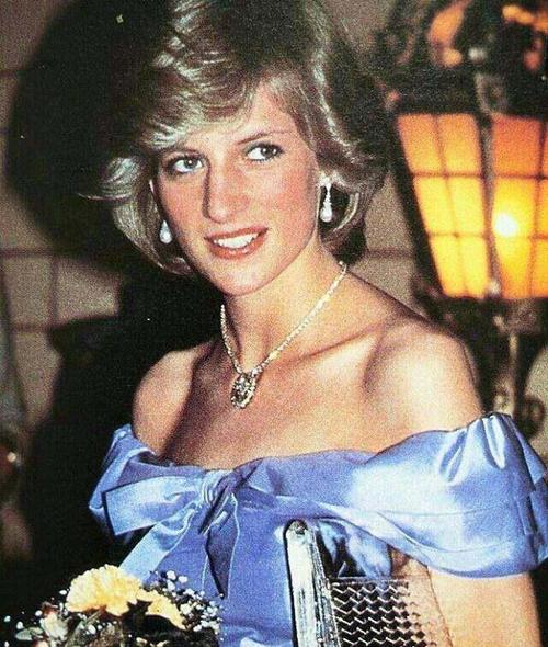 35年前戴安娜穿紫裙看芭蕾,美的真梦幻!就像童话里的公主复活了