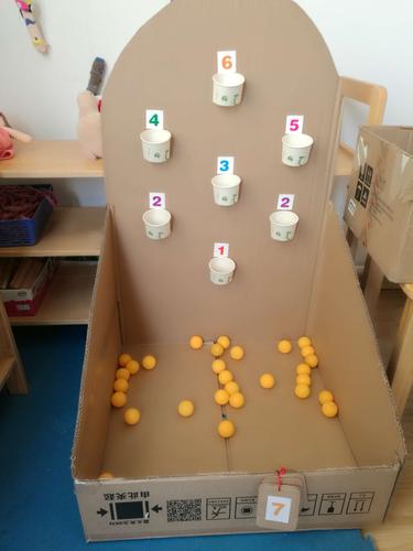 老师用废旧纸箱制作的玩具,孩子们玩的不亦乐乎