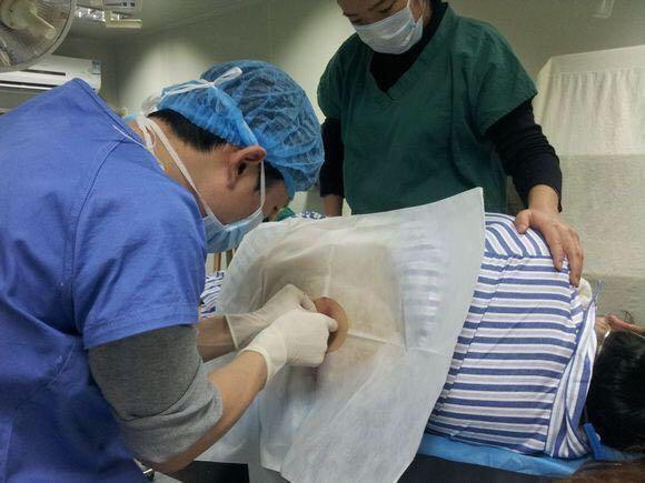 把胎儿从子宫里取出来,这就需要在手术开始前对孕妇进行麻醉,只有等到