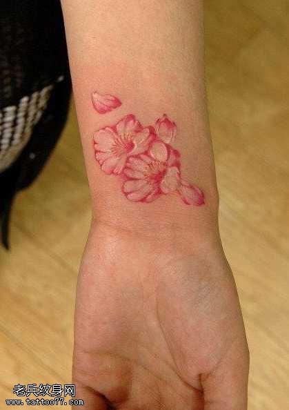 手腕漂亮精美的彩色花卉纹身图案