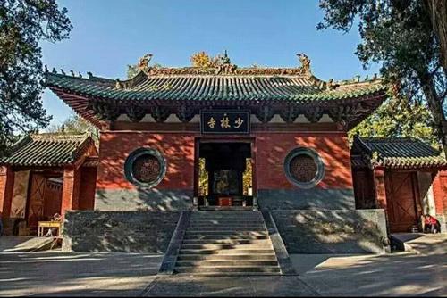 少林寺是世界著名的佛教寺院,是汉传佛教的禅宗祖庭,在中国佛教史上