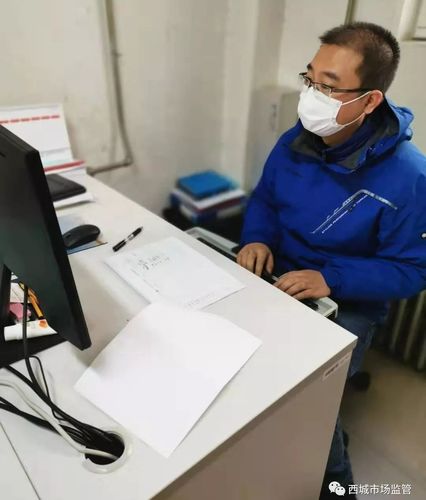 食药监控中心宿威协助社区录入返京人员信息▲特检所王双平张贴宣传