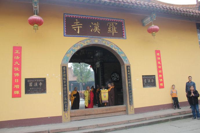 纯一会长在什邡罗汉寺为四川佛协第16届三坛大戒新戒子们讲授《佛遗教