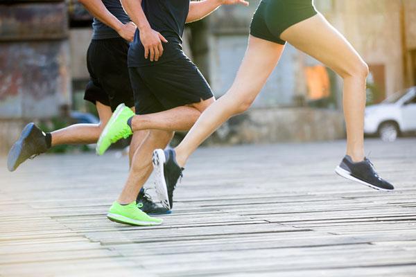 年轻人户外跑步锻炼