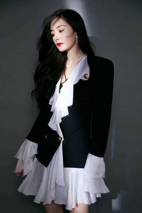 杨幂返母校参加校庆,黑色皮革西装性感又帅气,一双漫画腿太吸睛