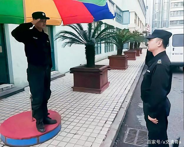 班长给站岗保安敬礼