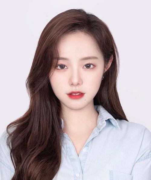 先来看看韩国照相工作室公布的形象证件照吧!