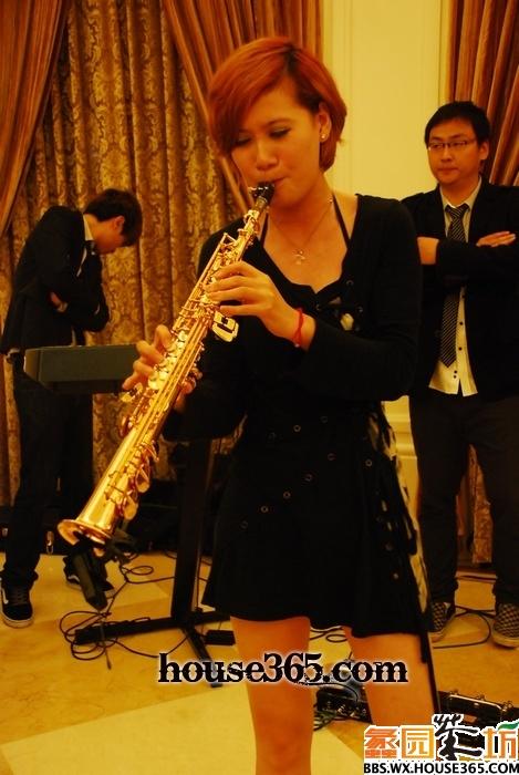 美女现场直管萨克斯演奏