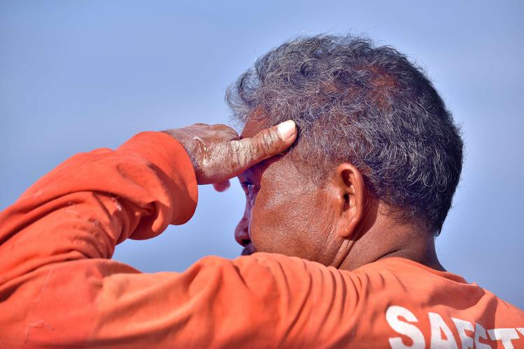 手搭凉棚,目不转睛.