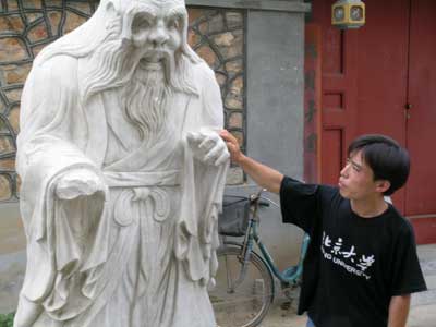 北大研究所门前老子塑像受损 是谁砍了"老子"的手