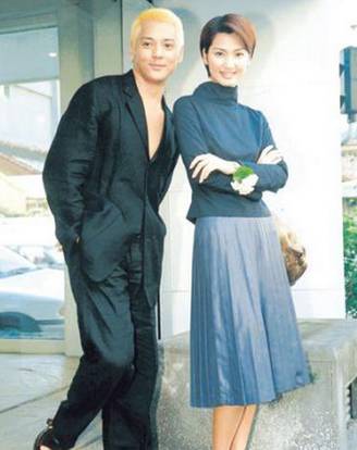 2004年,洪欣已38岁,不论是身型还是面孔,都宛如少女,良好状态使她颜值