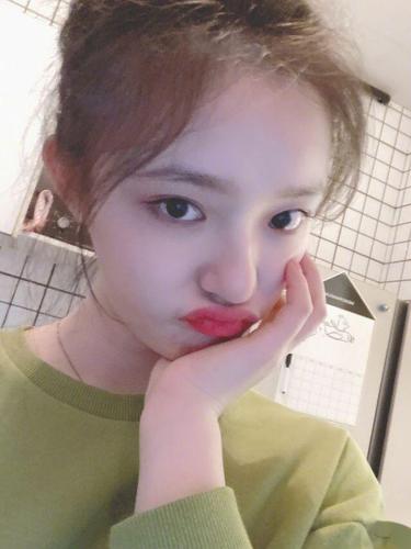 都说群众的眼睛是雪亮了,这么多人说林允的死亡角度自拍照很