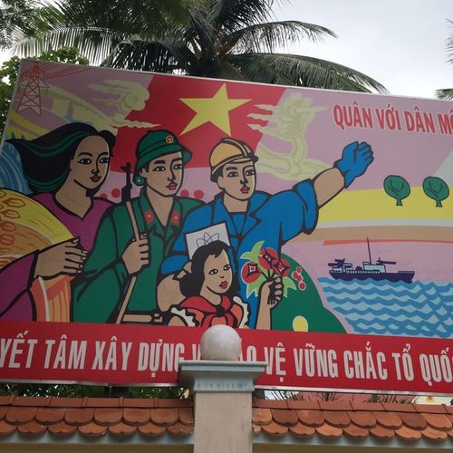 会安街头的政治宣传画