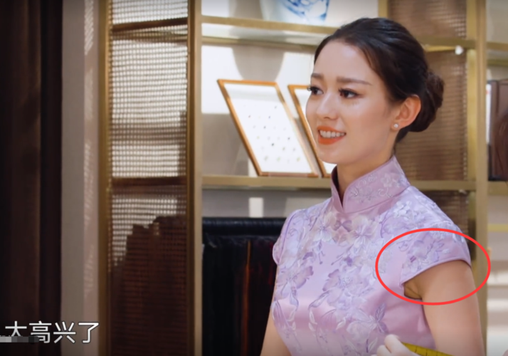 吉娜穿旗袍大秀s身材,镜头拉近看清她的腋下窝,网友