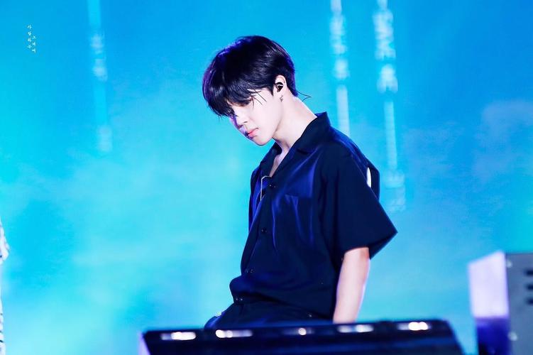 朴智旻今天玫瑰碗染回好久不见超绝的黑发了 .