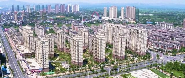 南陵县不仅"见缝插绿",而且向"空中借地",积极推广建筑物,屋顶,墙面