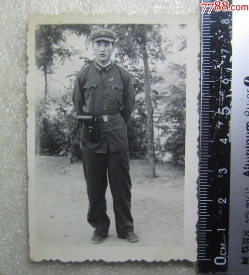50年代麻面《英气的警卫员照片》尺寸8.3x5.8厘米