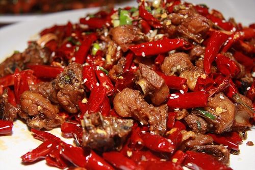  p>干炒辣子鸡属于川湘菜系,味型鲜明,以麻,辣,鲜,嫩为特点,是具有
