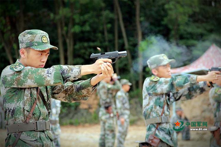 兵哥哥的暑期写照:晴天一身汗,雨天一身泥