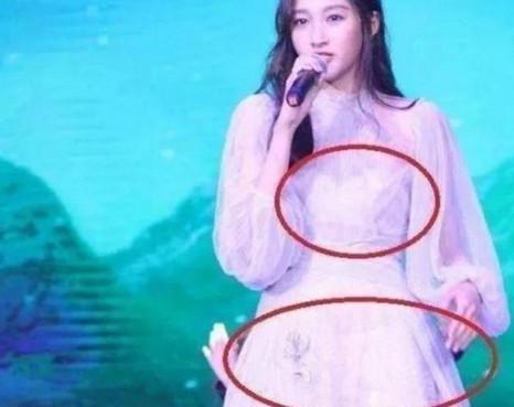 关晓彤这一身被拍到隐私黑色突出这是像柳岩看齐呀