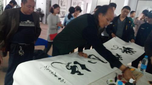 著名书法家梁奇忠,也受邀参加了此次"全国知名画家采风联展走进徐州"