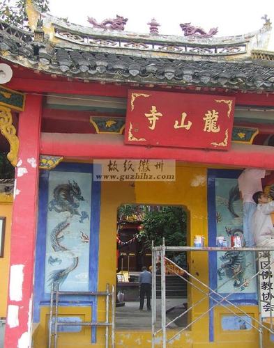 邮编:242761地址:黄山市屯溪区屯光龙山寺主殿供奉"千手千眼观音菩萨"