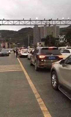 天定高速公路接连发生8起追尾事故,7,8日返程高峰预警,天水司机速看!