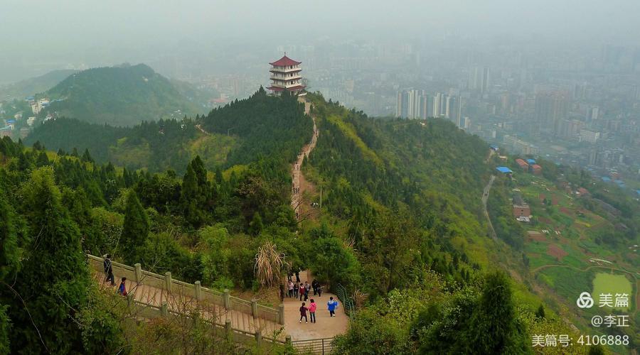 凤凰山上的红军纪念亭