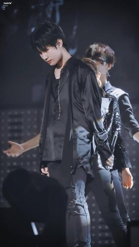 开口定调是你,live之神是你,实力担当也是你,张真源唱跳俱.