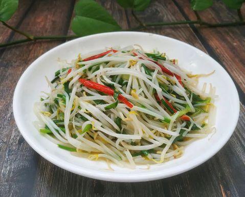  p>通式炒和菜是一道家常菜肴,主要材料是豆芽,韭菜 /p>