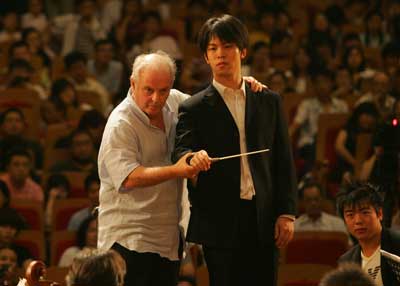 谁也不会相信他就是大名鼎鼎的指挥家,钢琴家丹尼尔·巴伦博伊姆