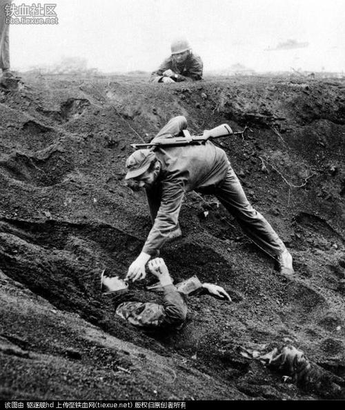 真实记录:二战太平洋战场最惨烈一战,美国大兵给将死的日本士兵