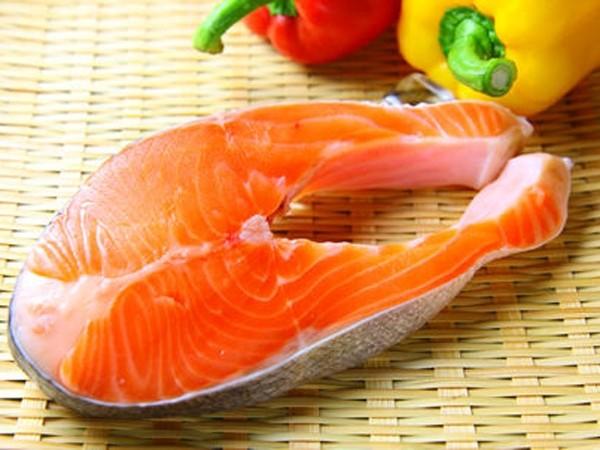 在生理,心理上具有区别于男人的特征,如具有女性生殖系统,具有女人的