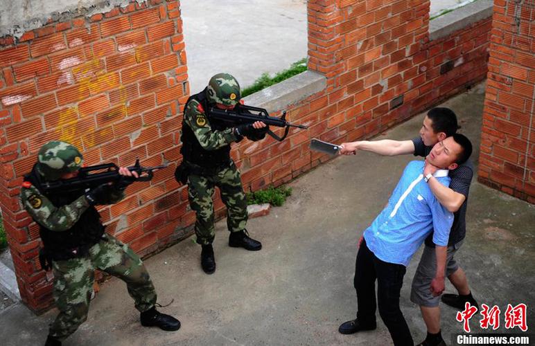 合肥举行反恐实战演习 特战队员制服劫持人质"歹徒"