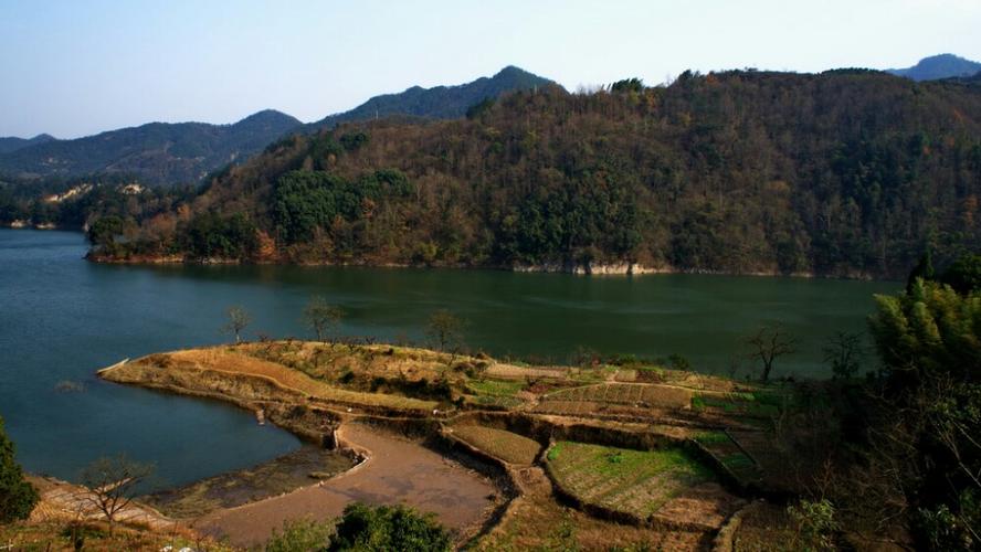 "  沃洲湖风景名胜区位于浙江新昌县城东南12公里处.