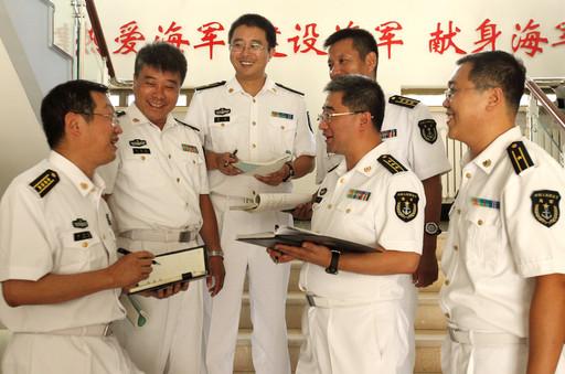 中国海军官兵在新式战机前表决心 争当标兵