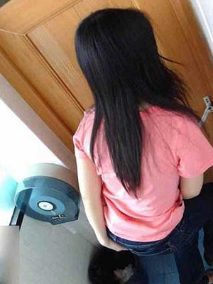 女子在医院卫生间上厕所隔板下伸进一部手机