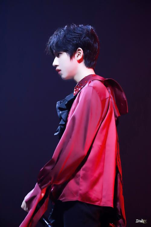 【贺峻霖】-台风蜕变之战第二次公演舞台-《对话》 cr:微博@三日雨