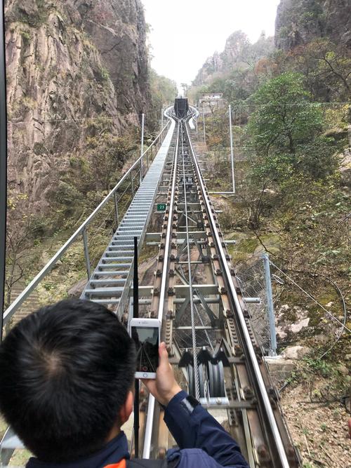 西海大峡谷底乘缆车上山