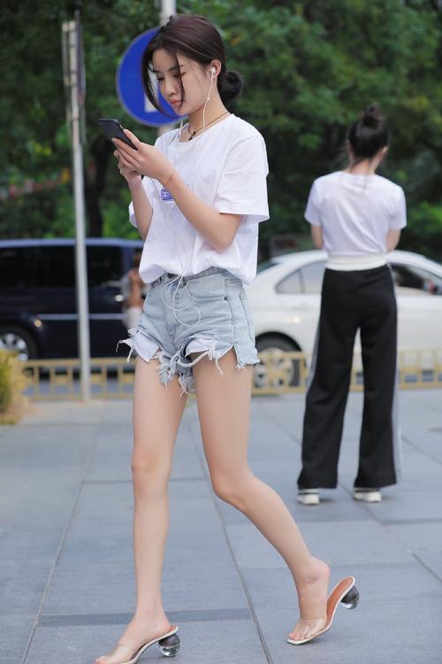 街拍小姐姐的显瘦穿搭,白色t恤搭配蓝色超短裤,轻松拥有大长腿