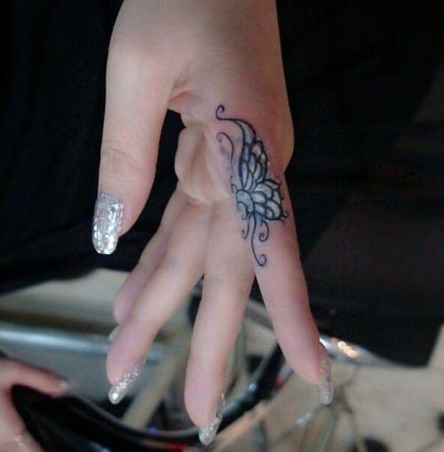 女性手指漂亮的蝴蝶纹身