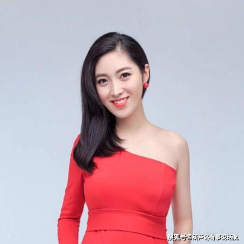 她是国脚杜威的前女友,何卿近照,散发着时尚的气息和高雅的气质