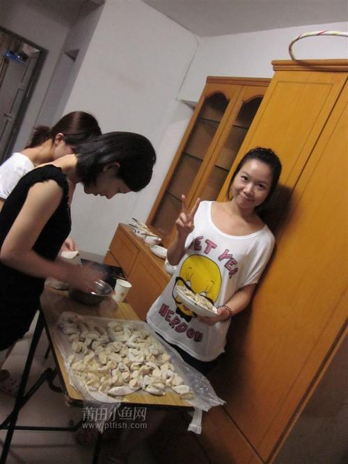 看美女们包饺子啦想不想吃呀反正我看了很想吃饺子呀
