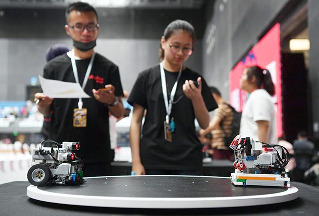 迷你相扑赛场,两个机器人准备"决斗".