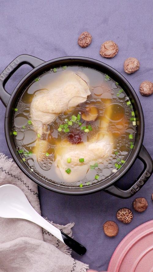 香菇鸡腿竹荪汤