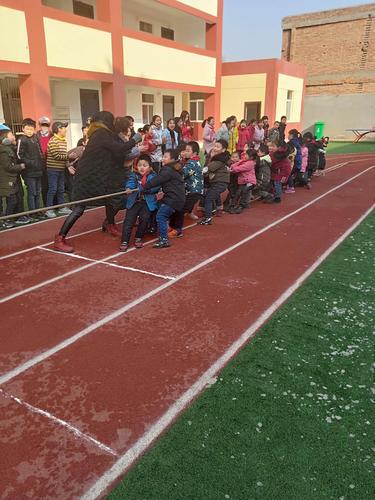 拔河场上展雄姿,冯小健儿竞风流————记冯村小学庆