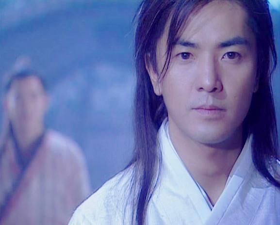 这一版的《楚留香》被批糟蹋经典,任贤齐扮演的楚留香,由于嘴上的痣和
