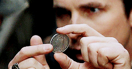 老外硬币把玩旋转gif动图_动态图_表情包下载_soogif